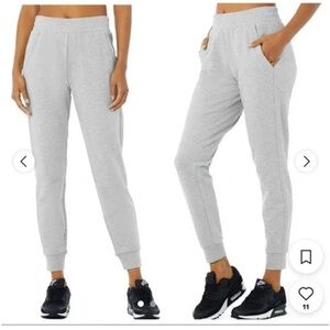 ALO Yoga Women's Light Gray Joggers